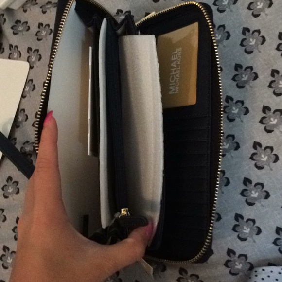 Michael Kors Wallet - Picture 3 of 4